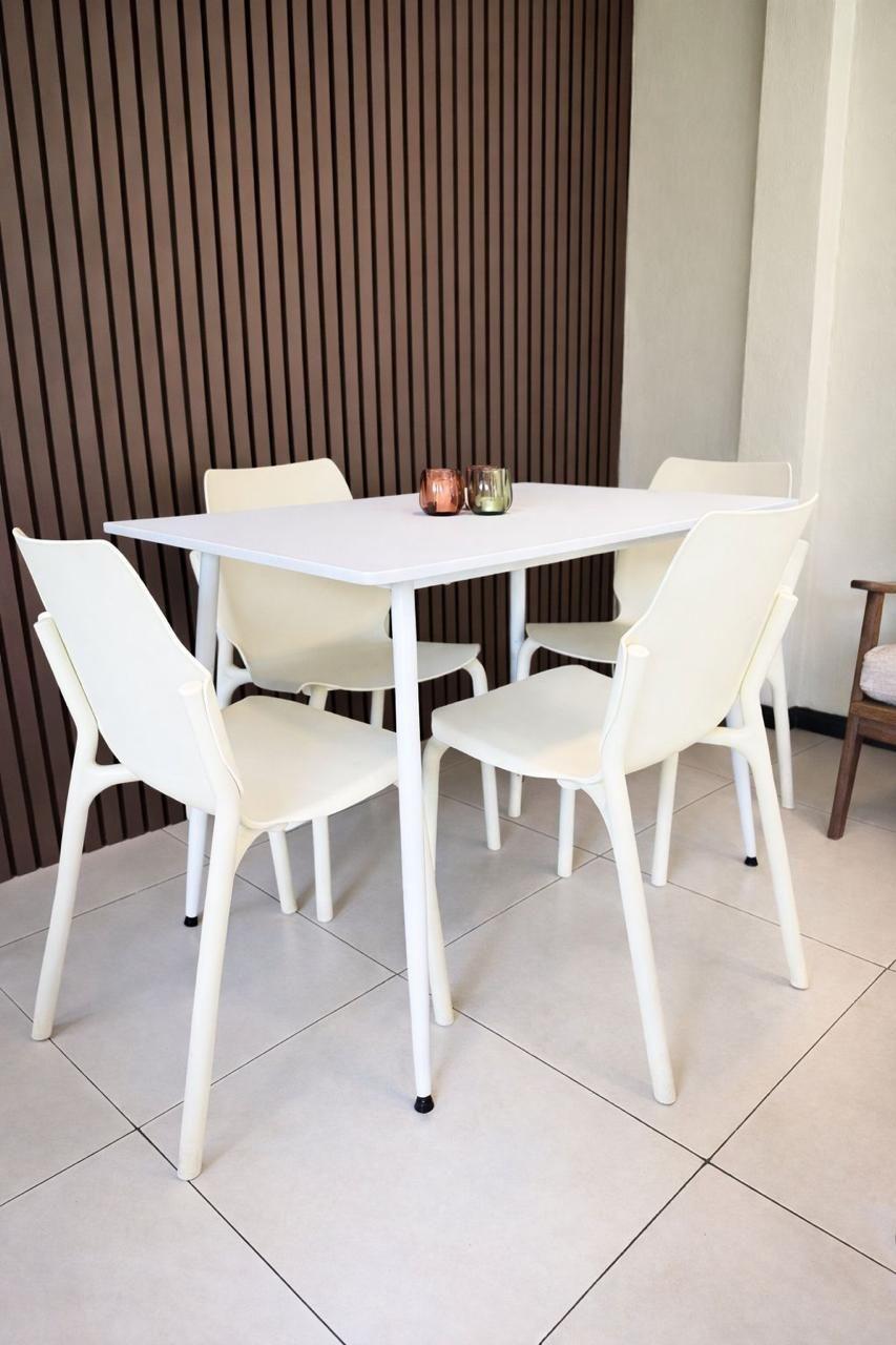 Mesa Blanca · Sillas Lumi