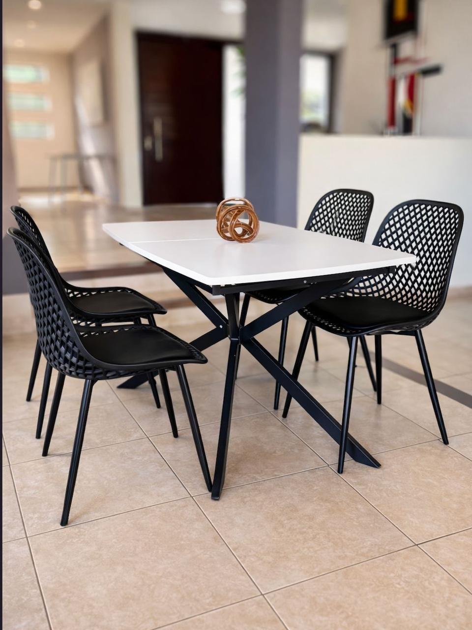 Mesa Extensible · Sillas Quadra