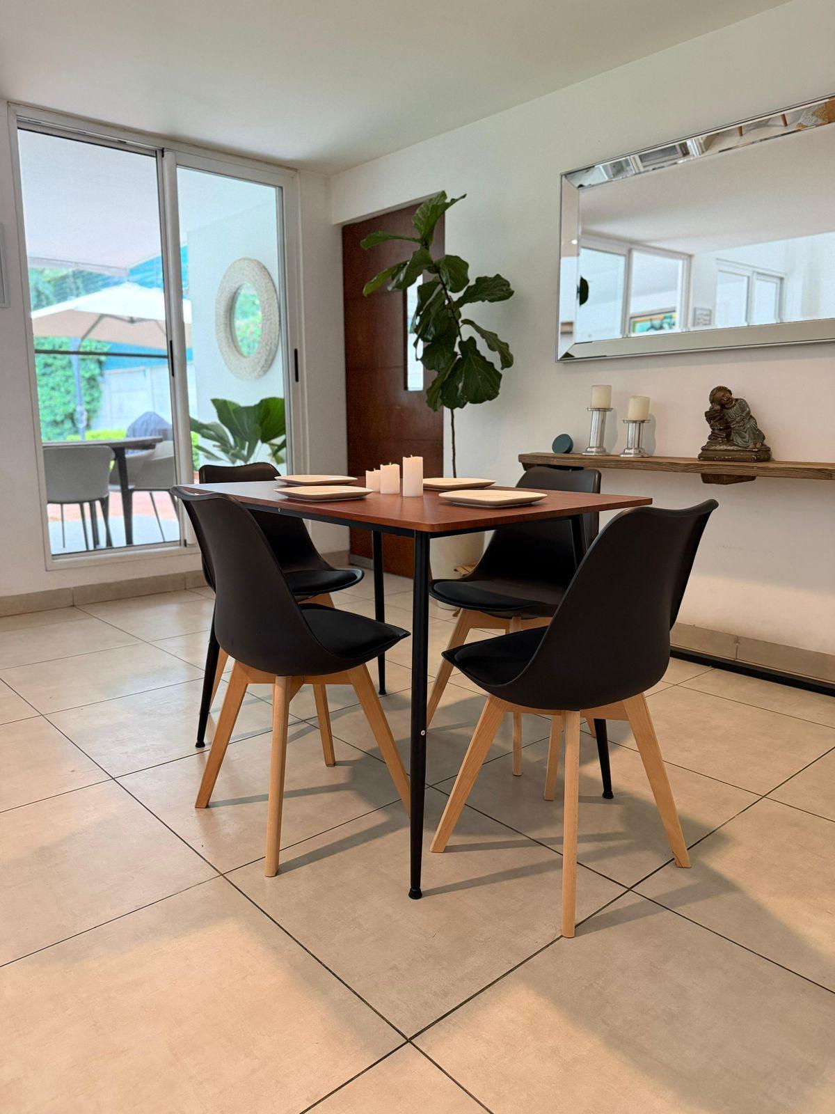 Mesa Wengué · Sillas Eames Tulip