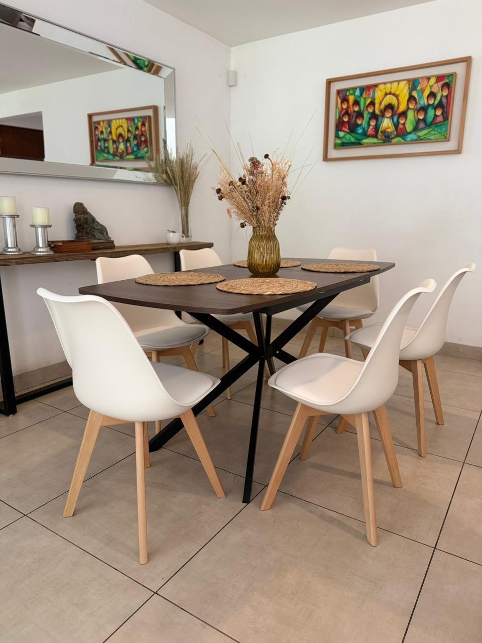 Mesa Spider Wengué · Sillas Eames Tulip