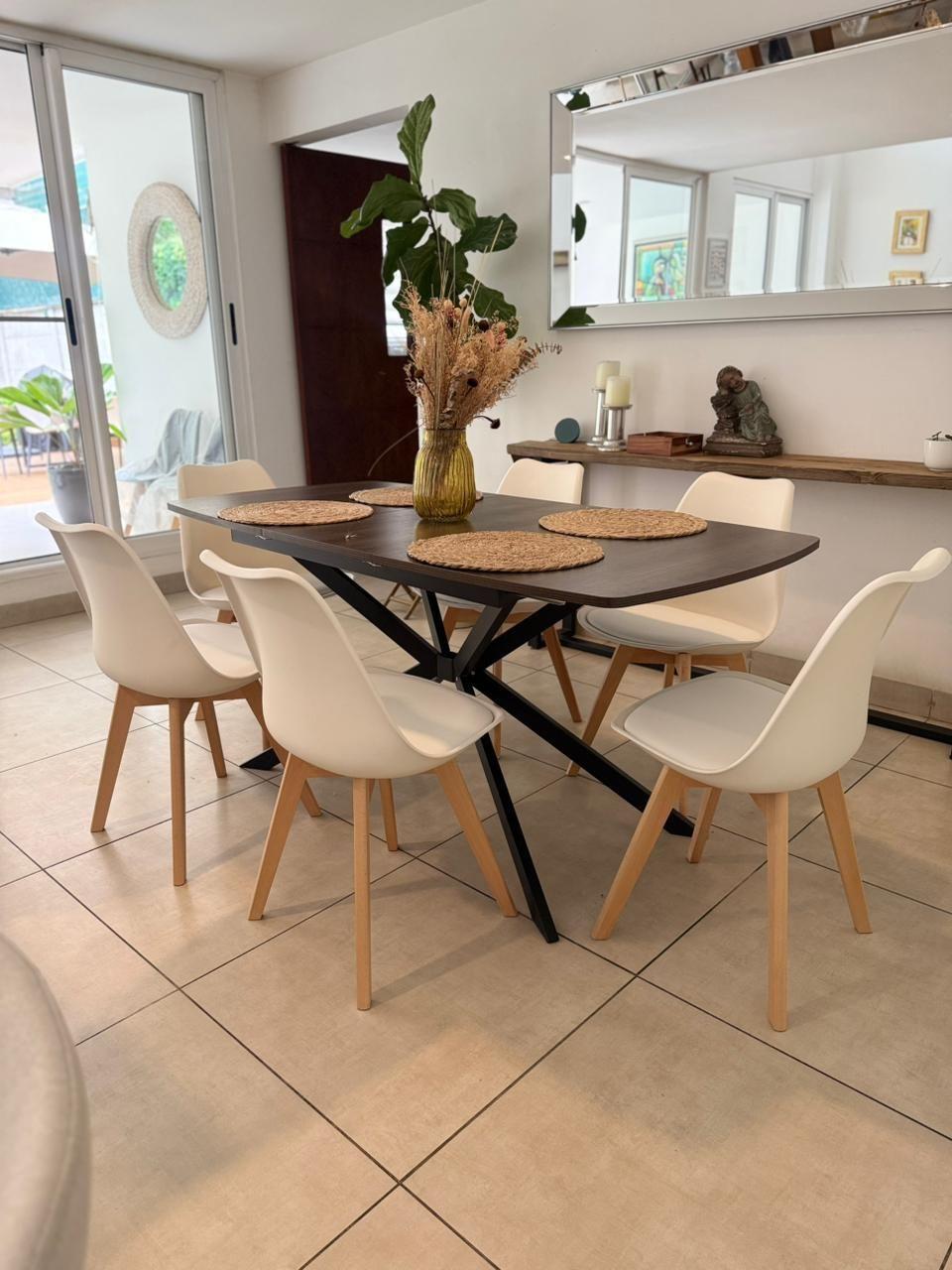 Mesa Spider Wengué · Sillas Eames Tulip